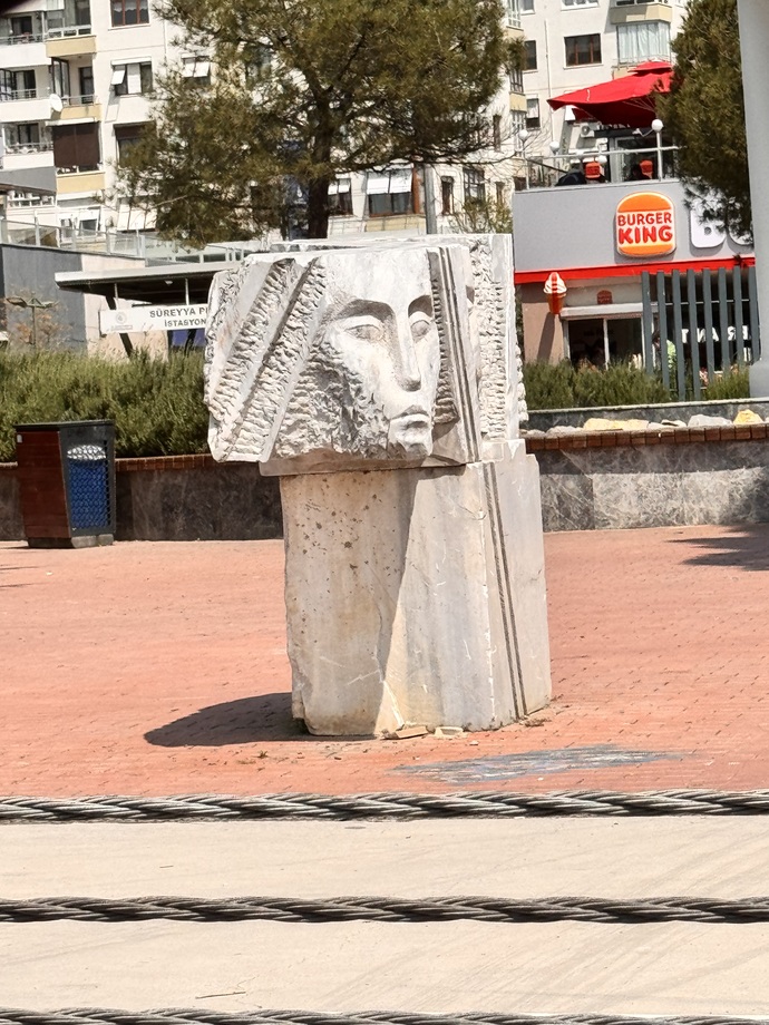 Siz böyle bişeye para verip evinizin bahçesine koyar mısnız?