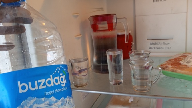 5 lt lik su şişesinin boşu lazım diye sürahiyi ve 4 bardağı doldurdum ve boşalttım. Dökmedim. Ben şimdi cimri biri miyim sizce ?