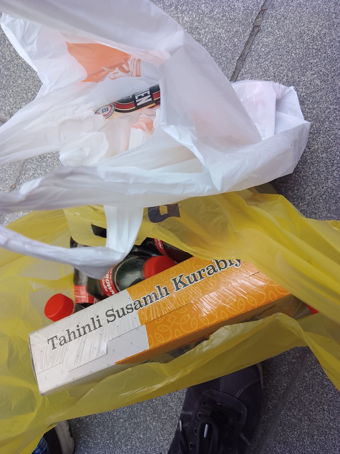 BERKAY GEZGİN ve arkadaşlarını imza standında gördüm ve onlara bir poşet abur cubur aldım. Destek destektir değil mi arkadaşlar?