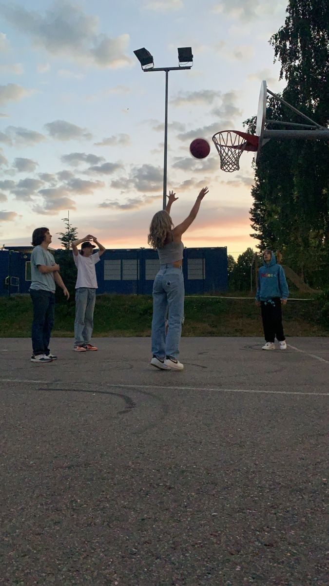 Basketbol takımı kuruyoruz. Seni de basket takımımıza alır mıydık, söyleyelim mi?