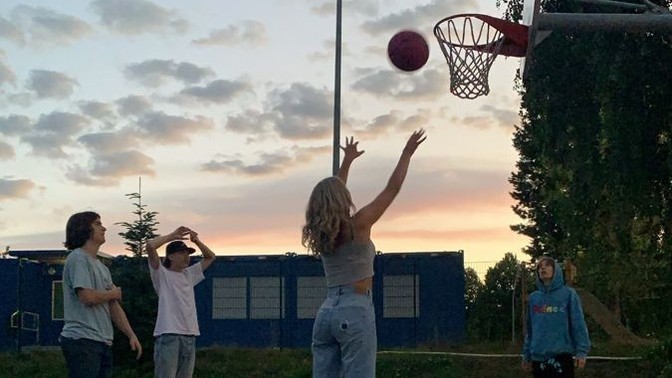 Basketbol takımı kuruyoruz. Seni de basket takımımıza alır mıydık, söyleyelim mi?