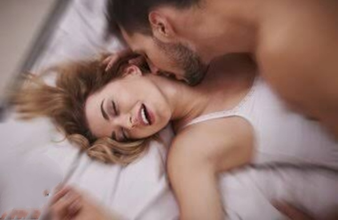 Cinsellikte sessiz bir şekilde tutkuyu yaşamak mı yoksa her anı sesli hissettirmek mi daha haz verir?