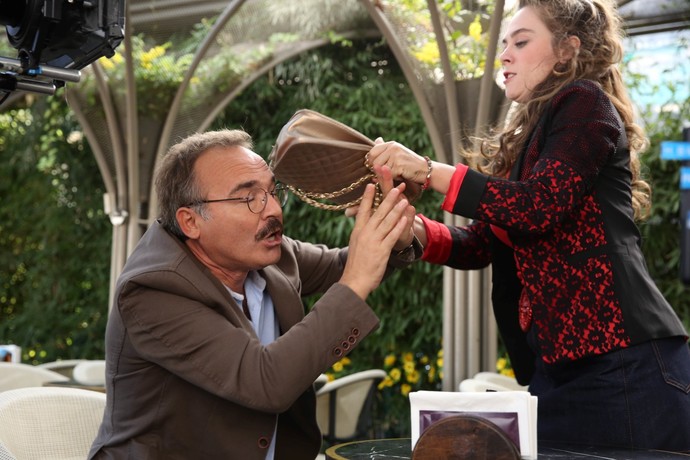 İlk buluşmada ne olursa çantayı kafaya indirirsin?