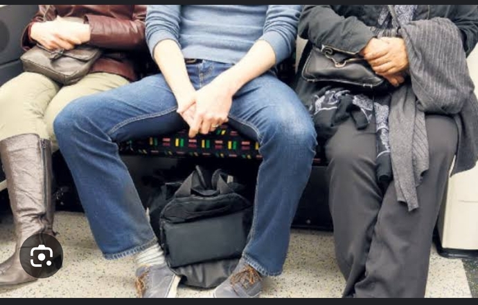 Otobüste böyle oturanlar sizede çok tuhaf gelmiyor mu uyardigimiz zaman biz suçlu oluyoruz bize dıkıcık yer kalıyor?