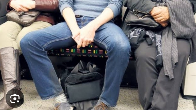 Otobüste böyle oturanlar sizede çok tuhaf gelmiyor mu uyardigimiz zaman biz suçlu oluyoruz bize dıkıcık yer kalıyor?