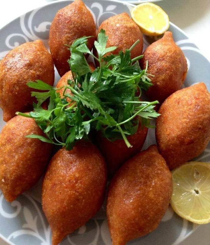 İçli köfteyi ısırarak mı yemeli yoksa ortadan bölerek mi yemeli?