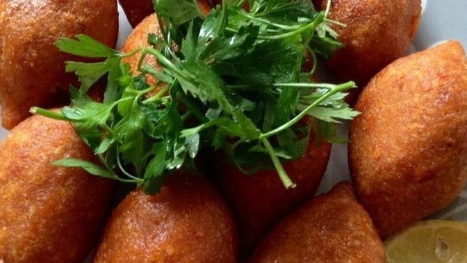 İçli köfteyi ısırarak mı yemeli yoksa ortadan bölerek mi yemeli?