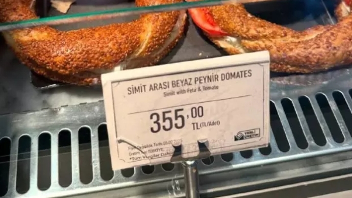 Havalimanında simit arası beyaz peynir 355 Lira! Sizce simidin arasında en iyi ne gider?