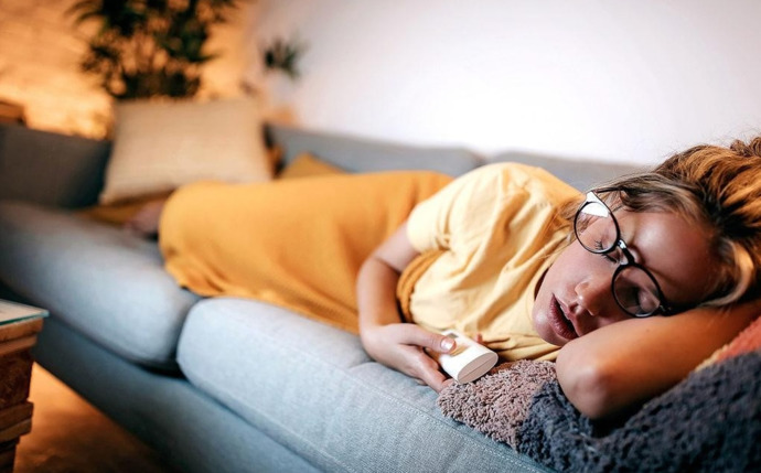 TV karşısında uyuya kalmak kadar tatlı, huzurlu bir uyku şekli var mı?
