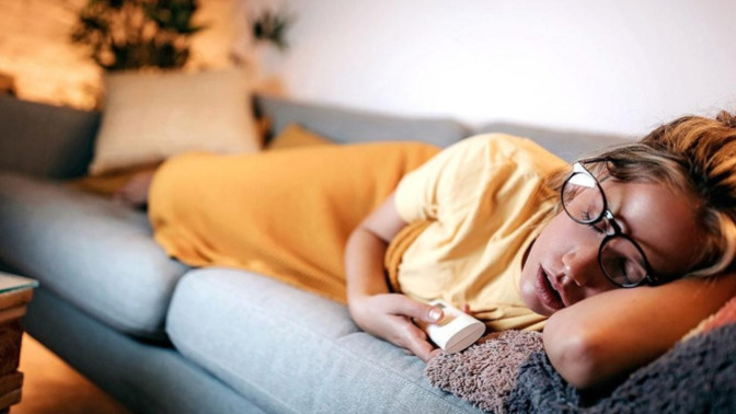 TV karşısında uyuya kalmak kadar tatlı, huzurlu bir uyku şekli var mı?