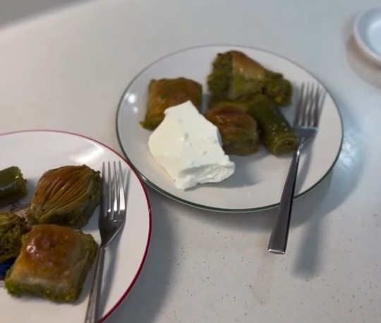 Tatlının yanında yoğurt yenir mi?