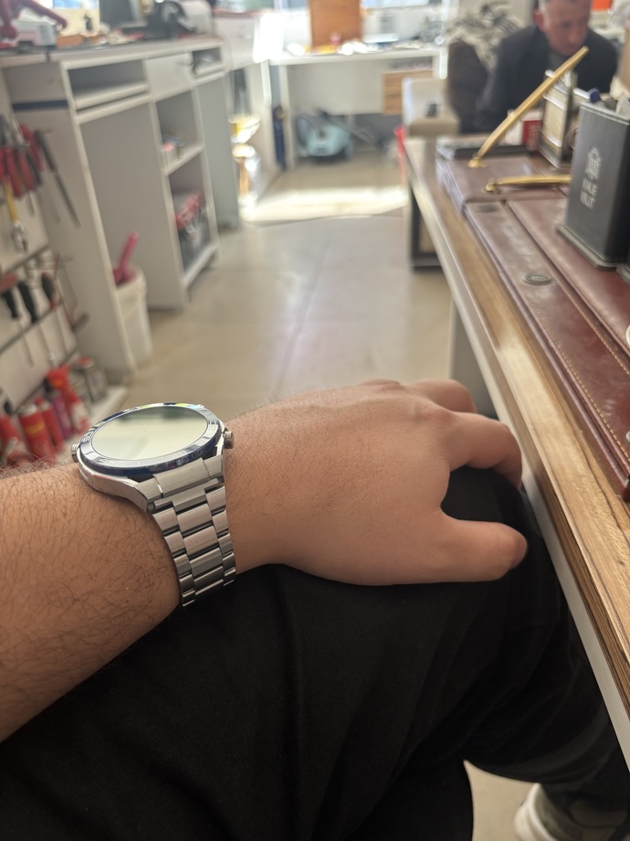 Saat sağ kola takılmaz mı, neden hep sol kola takarız?