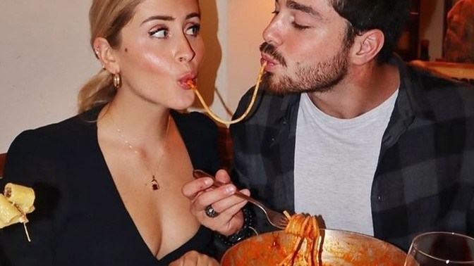 Hayatınızda spagetti 'yi bu şekilde çekiştirip orta yerde buluşmak istediğiniz birisi var mı😬?