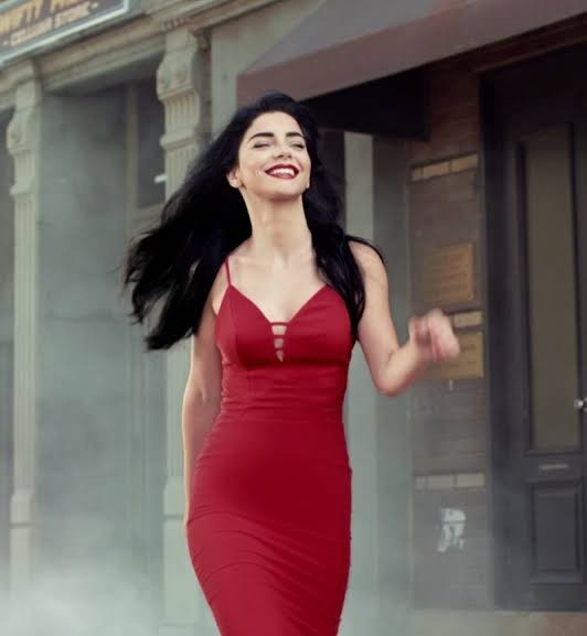 Kırmızı renk en çok sarışınlara mı yakışıyor yoksa siyah saçlı beyaz tenli olanlara mı?