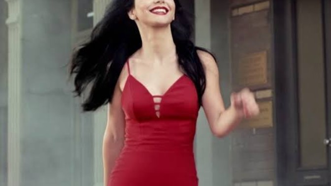 Kırmızı renk en çok sarışınlara mı yakışıyor yoksa siyah saçlı beyaz tenli olanlara mı?