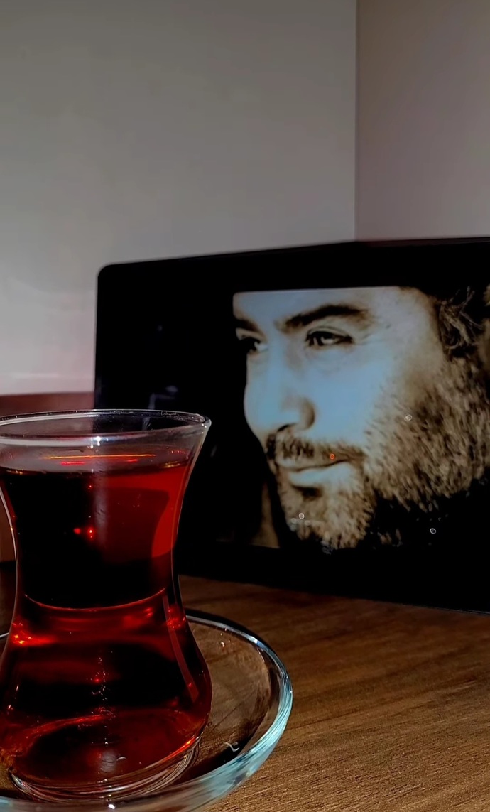 Kiminle çay içmek isterdin?