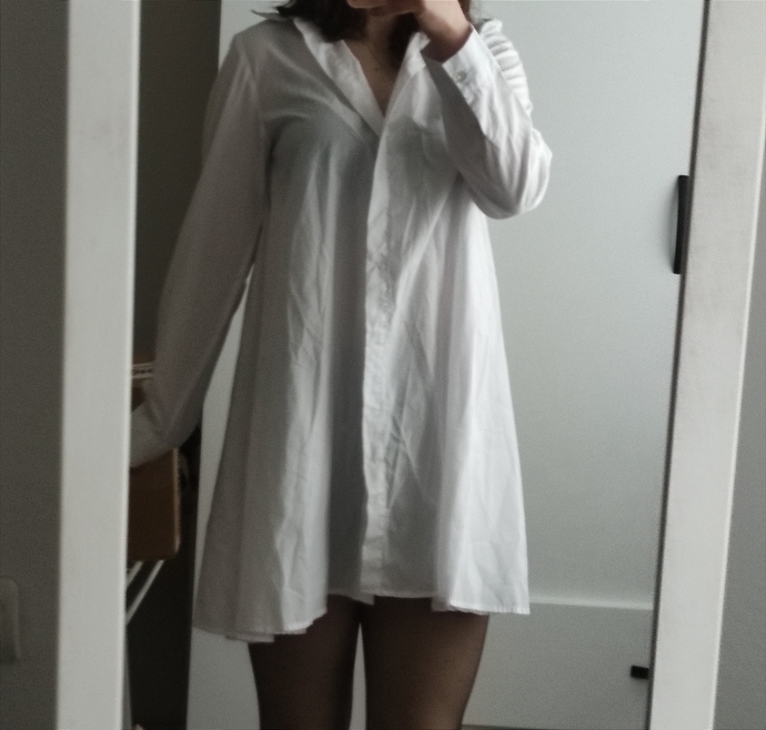 Oversize gömleği elbise olarak kullanmak nasıl görünüyor?
