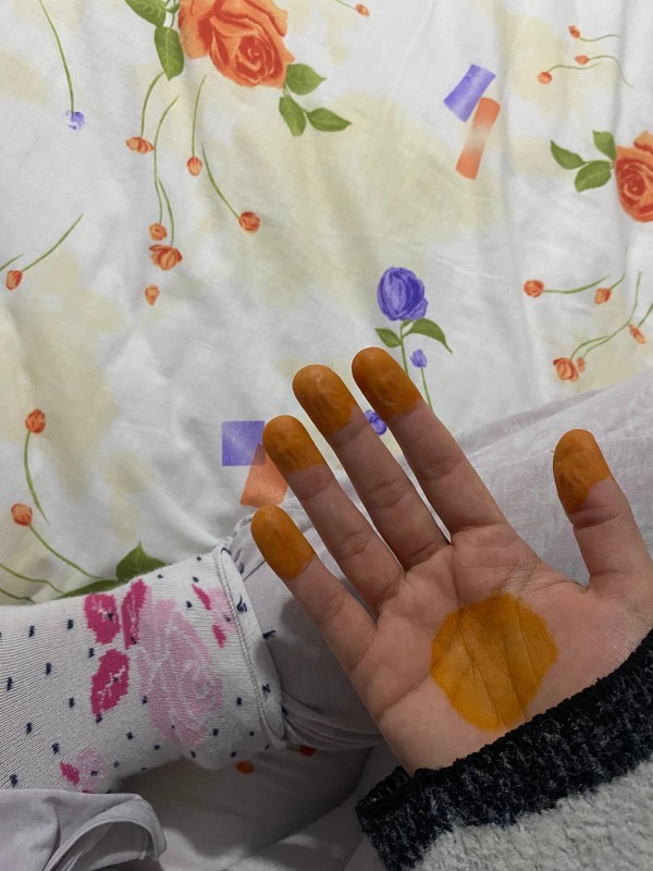 Elime kına yaktım ama turuncu oldu, kırmızı olmadı. Nasıl gider bu ya?