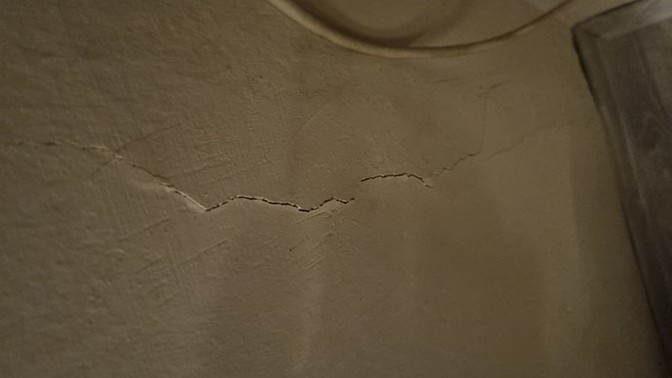 Kolonda olan sıva çatlağımı acaba?