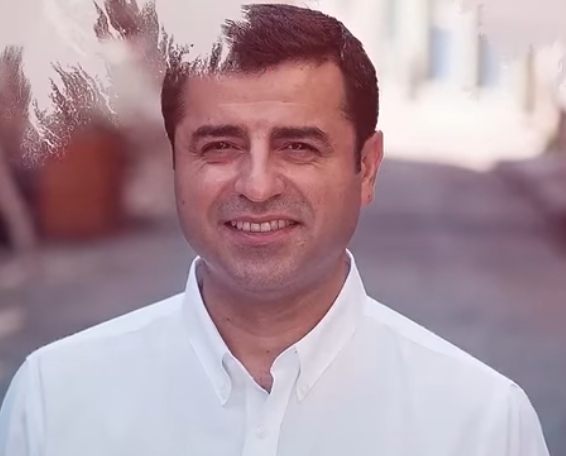 Sizce Selahattin Demirtaş yakışıklı mı erkek olmama rağmen neredeyse ben bile aşık olacam 😅😍🌹👑?