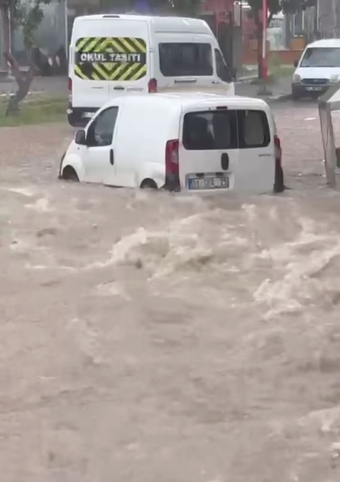 Adanayı resmen sel bastı, sizde havalar nasıl?