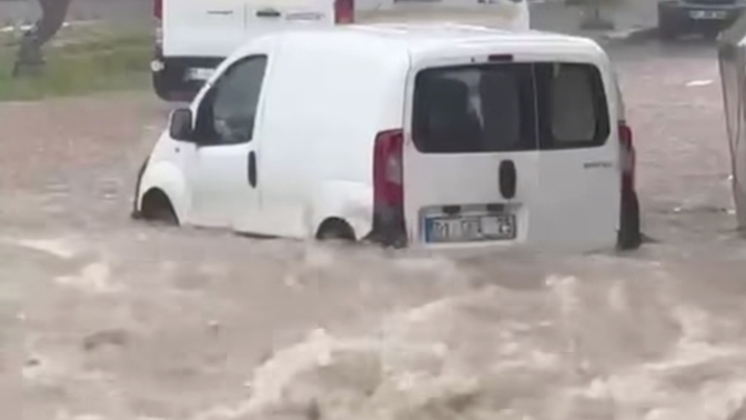 Adanayı resmen sel bastı, sizde havalar nasıl?