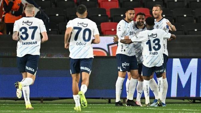 Gaziantep 1 - Fenerbahçe 3... Sarı lacivertliler deplasmanda kazanarak az'da olsa umudunu sürdürdü! Maçı nasıl buldunuz?