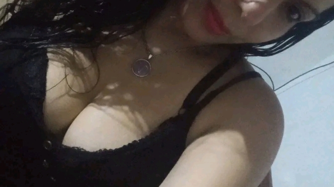 Esmer, sakallı, uzun boylu, kaslı, maço erkek yok mu?