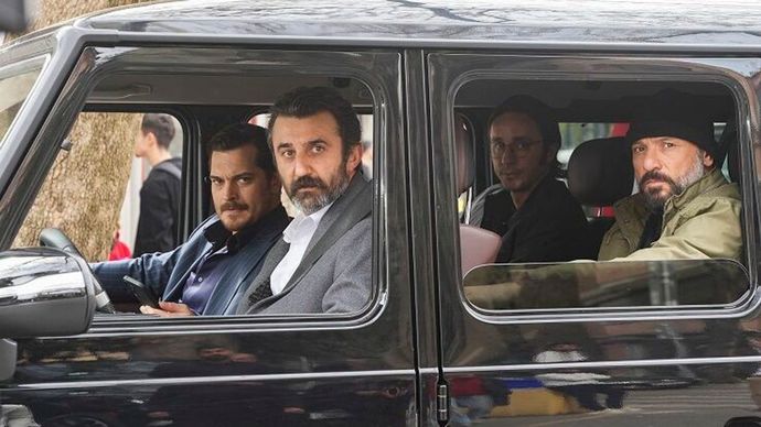 Dizilerde, senaryonun mafyayı iyi göstermesini saçma buluyor musunuz?