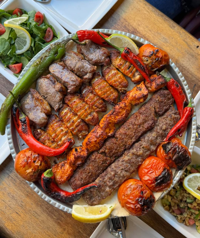 Bu tepsideki karışık kebabın fiyatı sizce ne kadardır?