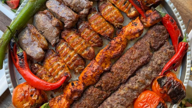 Bu tepsideki karışık kebabın fiyatı sizce ne kadardır?