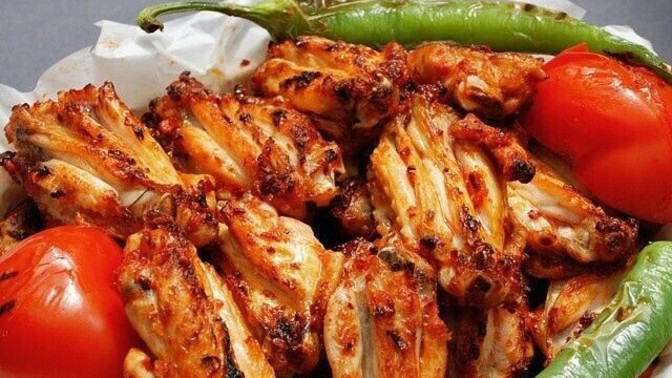 Mangalda tavuk kanat mı, yoksa köfte mi tercih edersiniz?