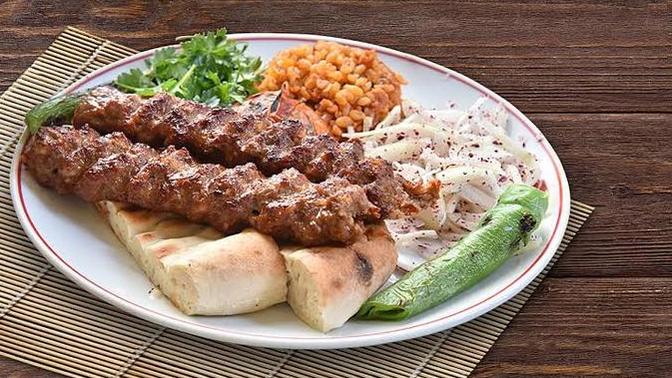Yemeğinden saç çıksa acaba benim mi diye düşünür müsün?