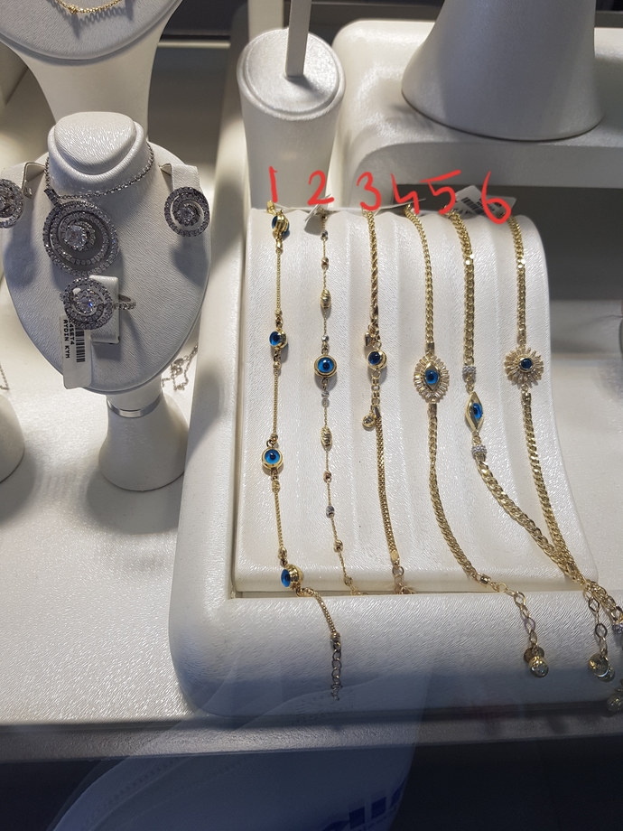 Şu sıralar nazar boncuklu bilekliklere sardım malum altın da düşüyor hangisini almalıyım sizce?