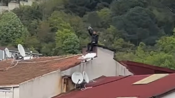 Evinin bacasına oturarak takımını destekledi. Siz fanatik bir taraftar mısınız?