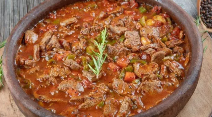 Akşama güveç de tas kebabı var sever misin?