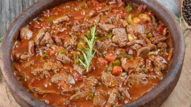 Akşama güveç de tas kebabı var sever misin?