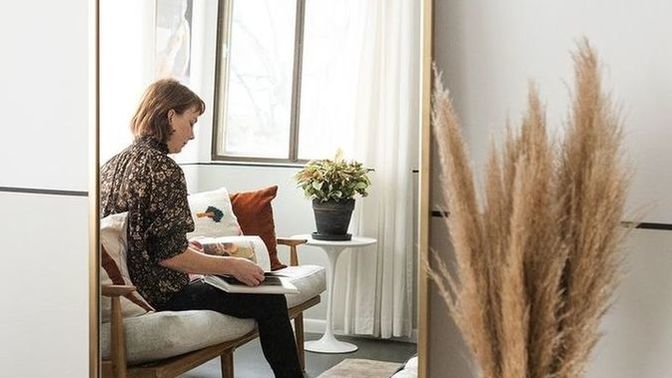 Küçük alanlara büyük aynalar koymak mı, yoksa minimalist mobilyalar seçmek mi?