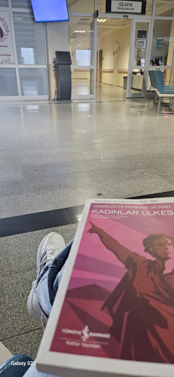 Kitap okucaktım vazgeçtim hastanede okunurmu ben iste okuyunca bile insanlar yadırgıyor