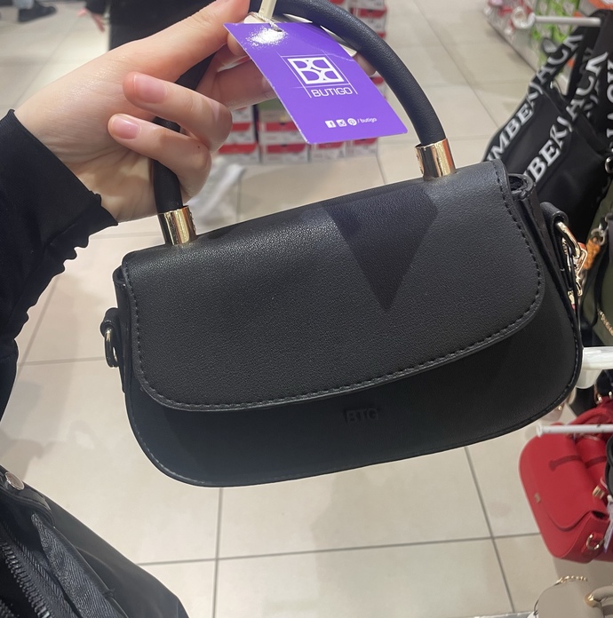 İçine telefondan başka bi şey sığmayacak çantalar neden var sizce kullanışlı mı?