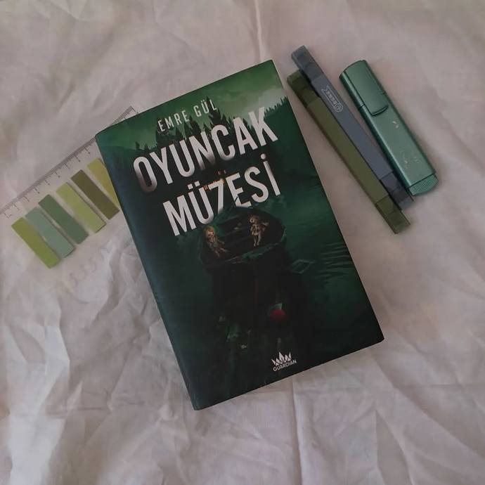Bu kitabı öneririm 2. si de var adı; "OYUNCAK MEZARLIĞI"