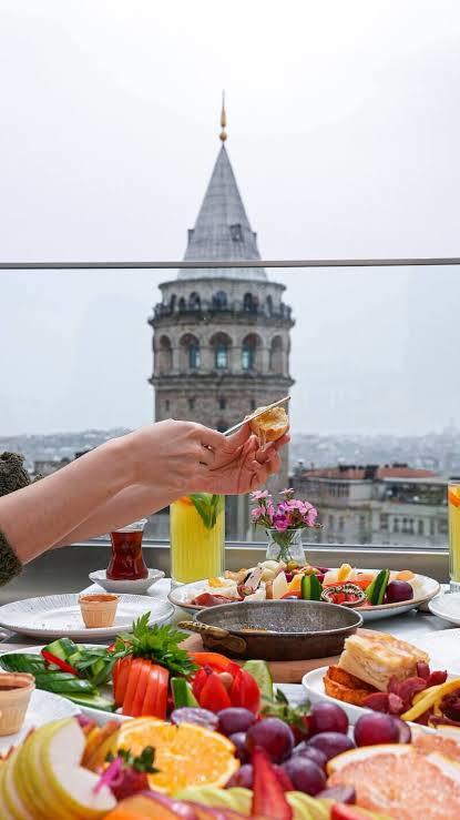 Galata kulesine karşı kahvaltı yapma fikri nasıl sizce?
