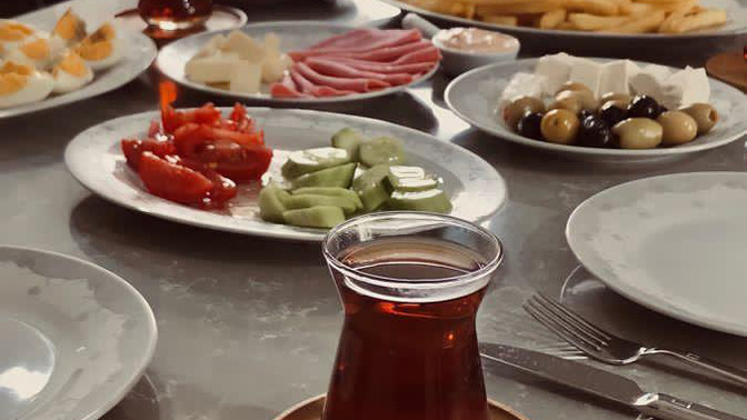 Sabahları kalabalık sofralar mı daha çok hoşuna gider, yoksa sessiz sakin kahvaltılar mı?