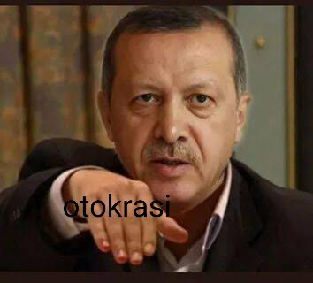 Demokrasi ve otokrasi arasındaki temel farklar nelerdir ve hangisi daha sürdürülebilir?