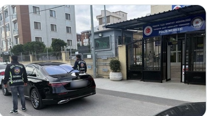 Çakarlı araç kullananlar kimden üstün ki kullanıyor ve emniyet şeridinden gidiyor?