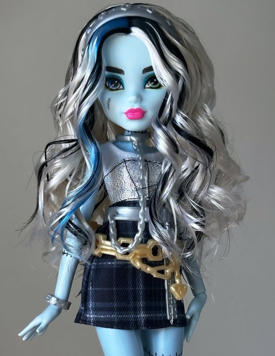 Saçlarına toka takan kız mı daha marjinaldir yoksa saç aralarına boya atan kız mı?