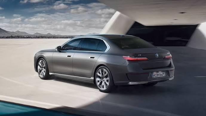 Mercedes Maybach mi, BMW i7 mi, Audi A8 mi, Cadillac Celestiq mi?