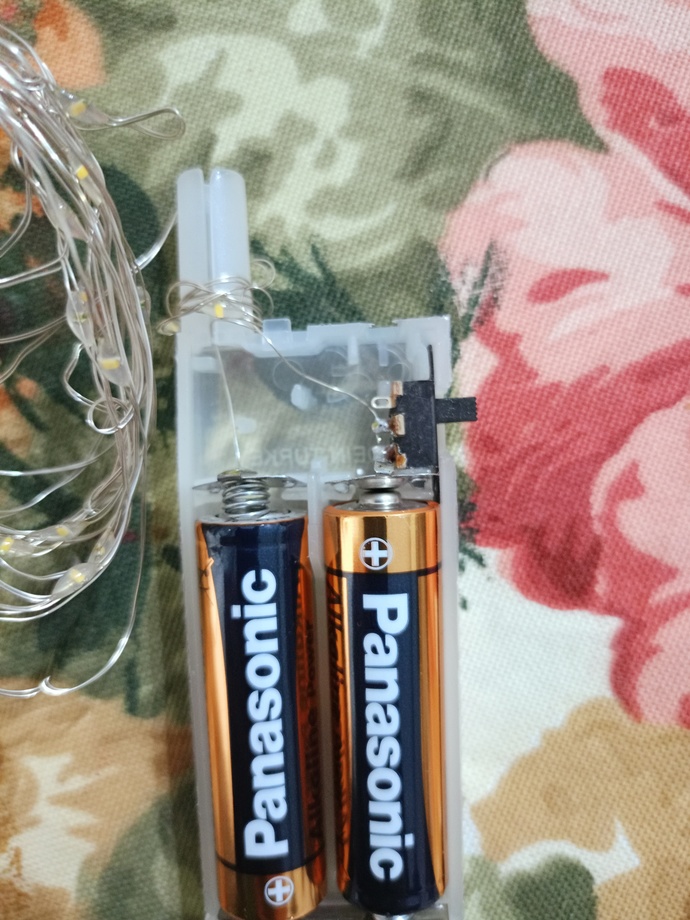Sağ taraftaki pilin olduğu yerde ufak bi kopukluk var temas etmediği için yanmıyor napmalıyım?