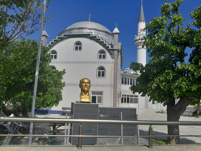 Camiilerde Atatürk büstü/heykeli olmalı mı?