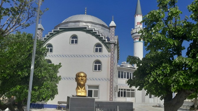 Camiilerde Atatürk büstü/heykeli olmalı mı?